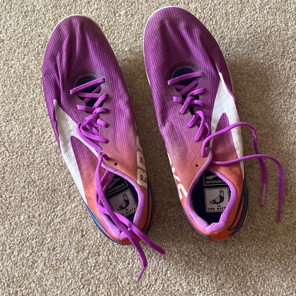 Distance racing spikes